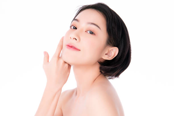 美麗的年輕的亞洲女人與乾淨的新鮮皮膚。面部護理、面部護理、美容、美容和健康皮膚及美容理念,女性美容皮膚隔離在白色背景上。 - beauty 個照片及圖片檔