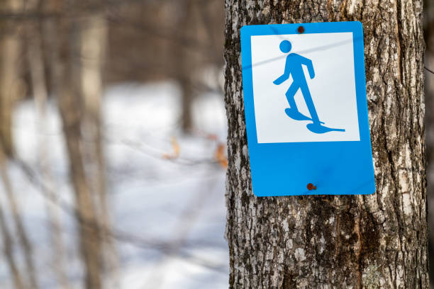 signe de marqueur de sentier de raquette dans les bois - trail marker hiking sign sports and fitness photos et images de collection