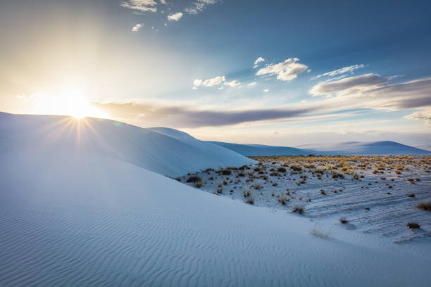 sonnenuntergang über weißen sanden wüstendünen new mexico usa - desert new mexico sand white sands national monument stock-fotos und bilder