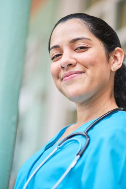 joven enfermera latina con estetoscopio sosteniendo un clip de aglutinante - nurse doctor healthcare and medicine latin american and hispanic ethnicity fotografías e imágenes de stock