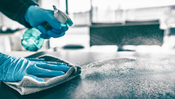 クリーニングホームテーブルは、洗毒剤スプレーボトル洗浄面タオルと手袋で台所のテーブル表面を消毒します。covid-19 内部の消毒防止 - 清潔 ストックフォトと画像