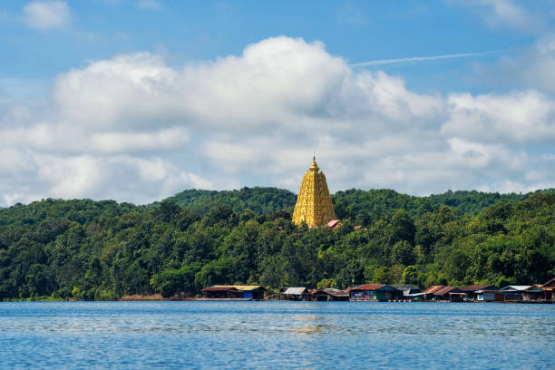 pagode bodhgaya et maison de radeau, sangkhlaburi - asia kanchanaburi province lake nature photos et images de collection