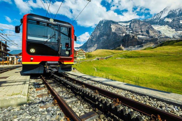 tren eléctrico de pasajeros rojo estacionado en la estación de montaña, suiza - eiger switzerland mountain sport fotografías e imágenes de stock