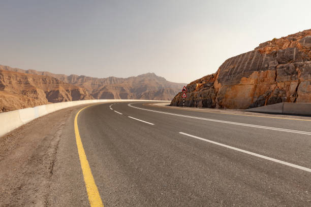 on the road to jebel jais, ras al-khaimah, uae - desert road fotos imagens e fotografias de stock