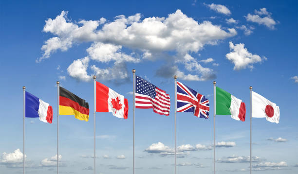 g7 플래그 . 2020년 독일, 캐나다, 미국, 이탈리아, 프랑스, 일본, 영국 등 7개국의 국기를 흔드는 실크. 온라인 정상 회담. 빅 세븐.   하늘 배경에 격리. 3d 일러스트레이션 - canadian flag flag national flag japan 뉴스 사진 이미지