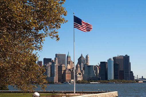 American flag. Huge skyscrapers waterfront from Battery Park and Pier A. Pier A in Battery Park is a building built in 1886 by the Department of Docks and Ferries, partially refurbished yet presents a sorry state, it seems that there is a dispute between the authorities and the company behind his rehabilitation. This past spring welcomed Amelia Earhart, the Queen and various heads of state.