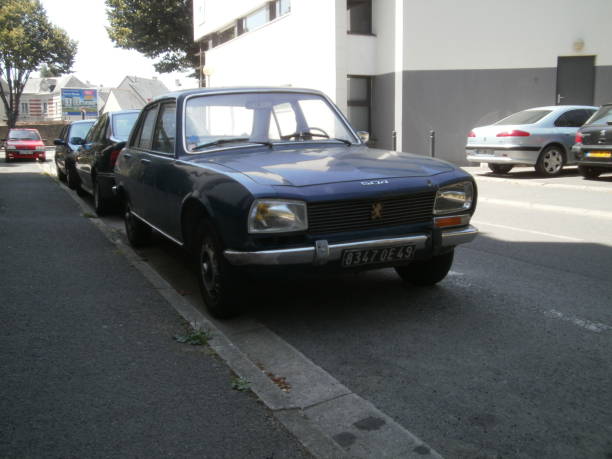 синий peugeot 504 - peugeot car french culture france стоковые фото и изображения