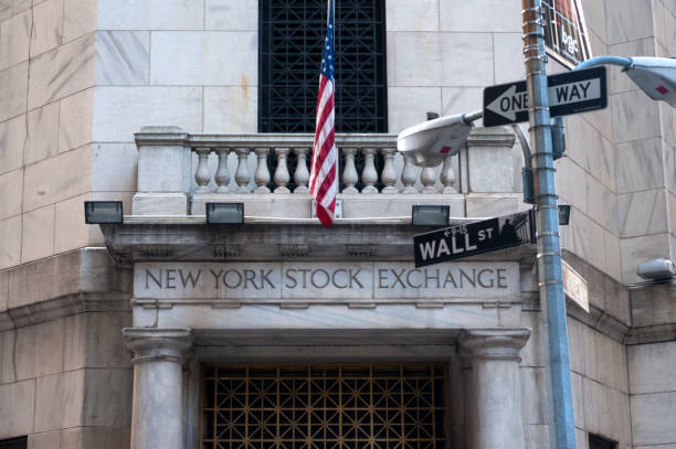 new york - wall street new york stock exchange american flag manhattan financial district stock-fotos und bilder