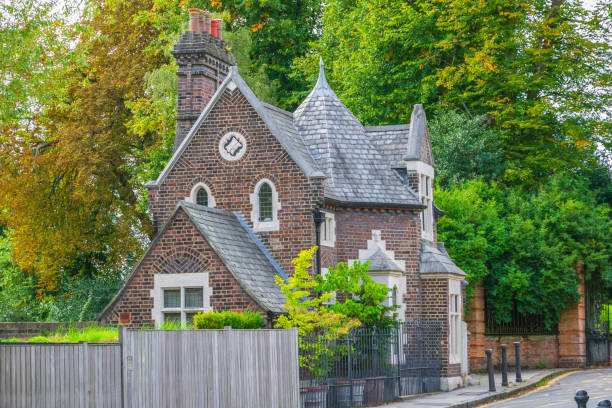 a portaria para branch hill lodge em hampstead heath em londres - english culture mansion non urban scene hotel - fotografias e filmes do acervo