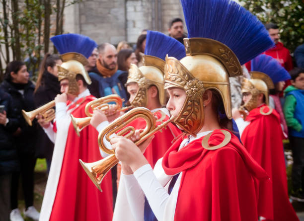 travestimento romano. parata di rievocazione storica durante la settimana santa. - marching band trumpet bugle marching foto e immagini stock