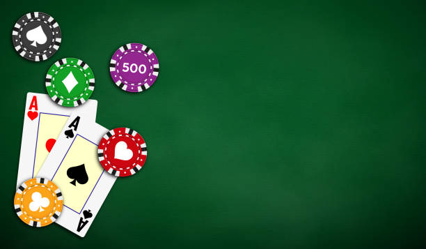 poker tisch hintergrund in grüner farbe mit assen und poker-chips. - ace of spades illustrations stock-grafiken, -clipart, -cartoons und -symbole