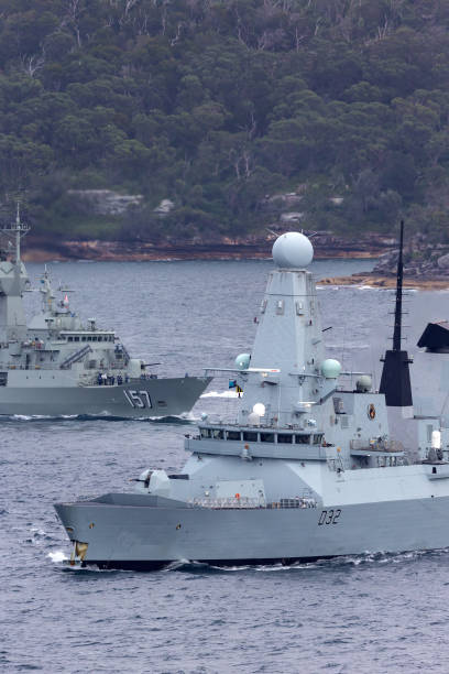 hms daring type 45 (classe daring) cacciatorpediniere di difesa aerea della royal navy in partenza dal porto di sydney. - hms dauntless foto e immagini stock