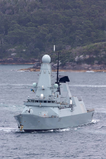 hms daring type 45 (classe daring) cacciatorpediniere di difesa aerea della royal navy in partenza dal porto di sydney. - hms dauntless foto e immagini stock