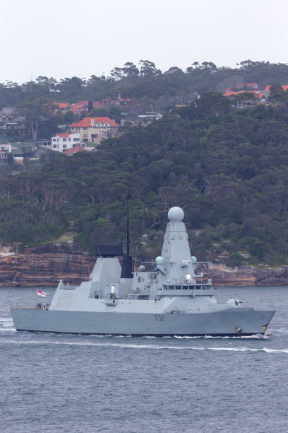 hms daring type 45 (classe daring) cacciatorpediniere di difesa aerea della royal navy in partenza dal porto di sydney. - hms dauntless foto e immagini stock