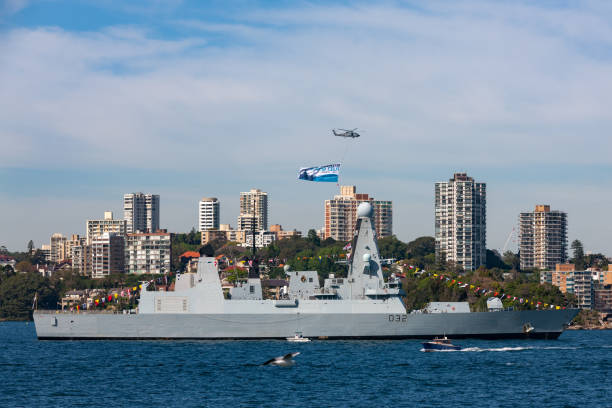 hms daring (d32) cacciatorpediniere di difesa aerea type 45 (classe daring) della royal navy nel porto di sydney. - hms dauntless foto e immagini stock