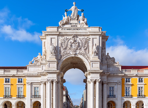 El Arco de la Rua Augusta es un arco triunfal de piedra en la Plaza del Comercio.  Lisboa, Portugal photo