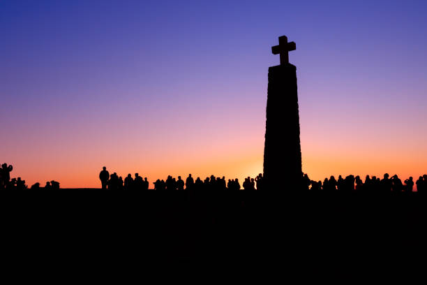 ロカ岬(カボ・ダ・ロカ)の夕日にヨーロッパのほとんどの西点の眺め(シルエット写真)。シントラ(ポルトガ) - sintra sunset cross outdoors ストックフォトと画像