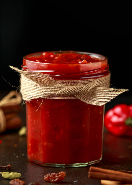 chutney casero de tomate y chile en un frasco. - chutney jar tomato preserved fotografías e imágenes de stock