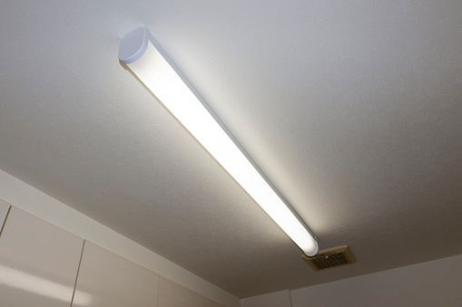 Larga luz fluorescente en el techo photo