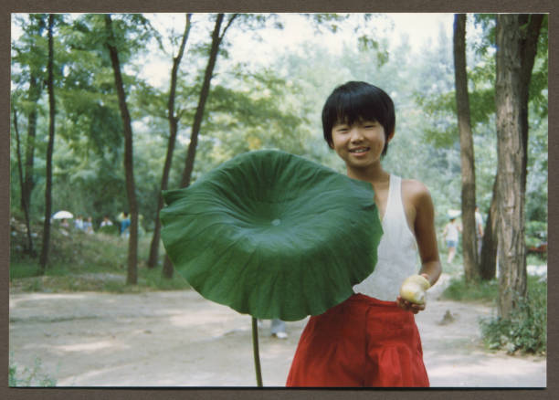 1980年代中国の小さな女の子の実生活の写真 - 1988 ストックフォトと画像