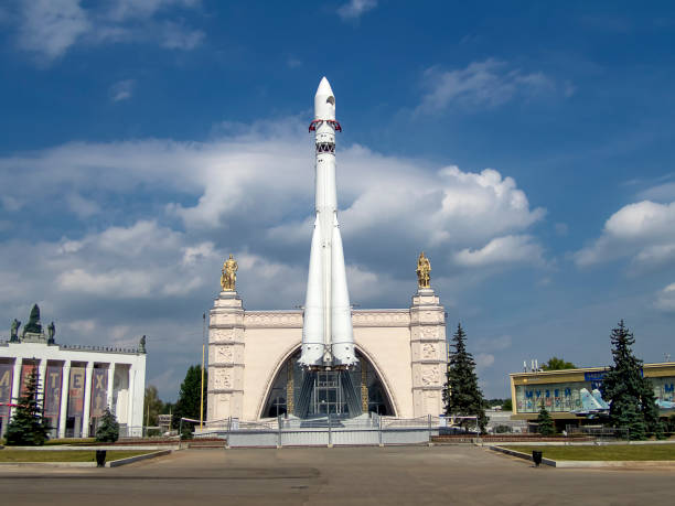 the space pavilion at the all russia exhibition centre in moscow - vdnk imagens e fotografias de stock