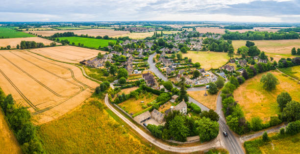 panorama aéreo sobre aldeias rurais casas campos fazendas e pastagens - welsh culture wales field hedge - fotografias e filmes do acervo