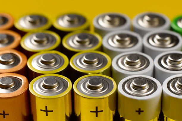 primer plano de una gran cantidad de baterías aa de color - batería fotos fotografías e imágenes de stock