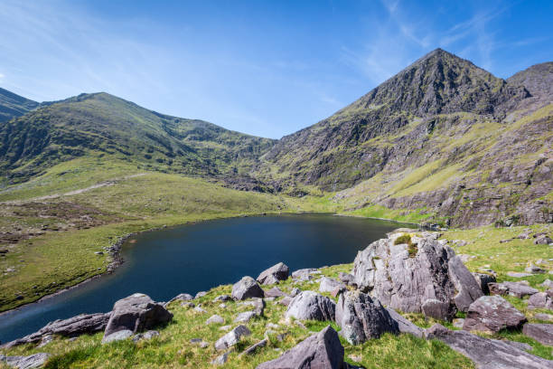 paesaggio panoramico roccioso e lago sul monte carauntoohil - macgillicuddys reeks foto e immagini stock