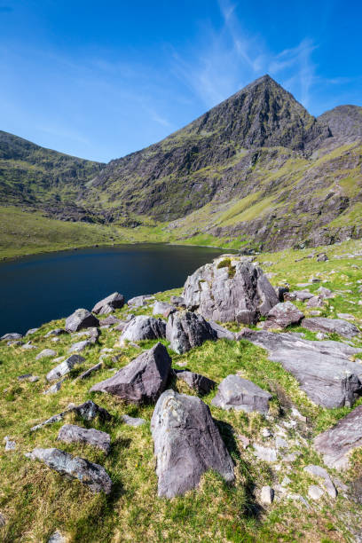 carauntoohil mountain, county kerry, irland - scenics county kerry republic of ireland irish culture stock-fotos und bilder