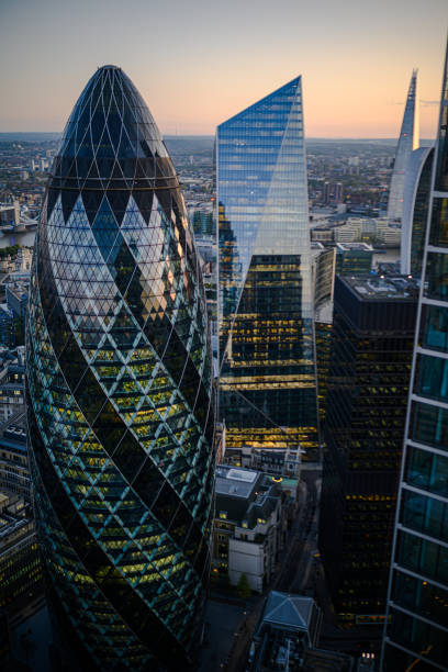 ロンドンのヘロンタワーの頂上から外を見る - 30 st mary axe ストックフォトと画像