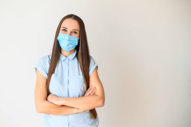 giovane donna positiva in maschera medica - safety protective workwear healthcare and medicine healthy lifestyle foto e immagini stock