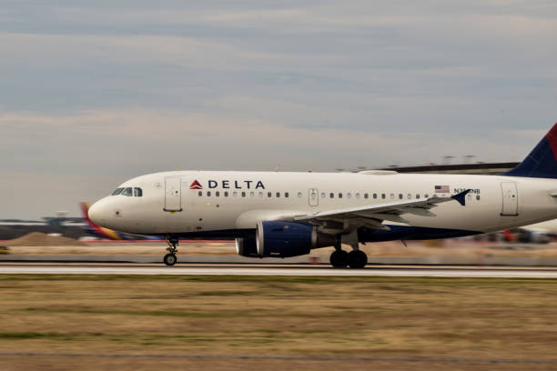 un a319 de delta airlines despegando - austin airport fotografías e imágenes de stock