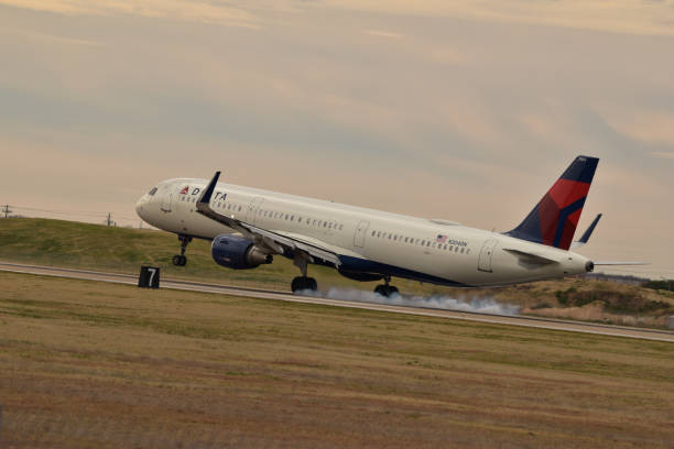 A Delta Airlines A321 landing Delta Airlines A321 landing at Austin Bergstrom International Airport austin airport stock pictures, royalty-free photos & images