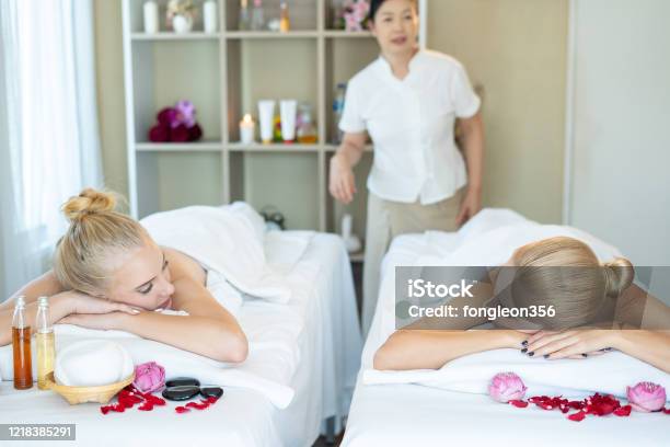 dedo índice habilitar Aprobación Hermosas Mujeres Caucásicas Que Duermen Descanso Relajarse En La Cama Para  Spa Asia Masaje En Salón