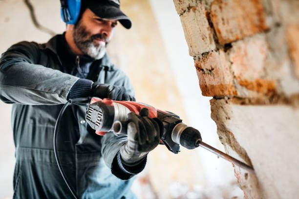 trabajador masculino demoliendo pared con taladro en casa - home improvement drill men house fotografías e imágenes de stock