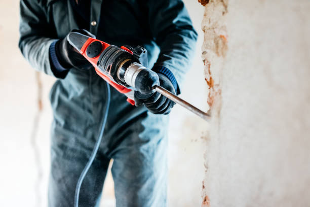 trabajador utilizando taladro de martillo neumático para cortar el ladrillo de hormigón de pared, - hand drill fotografías e imágenes de stock