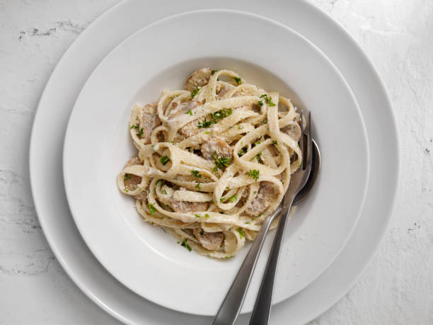 creamy mushroom fettuccine alfredo - portion cheese baguette bread imagens e fotografias de stock