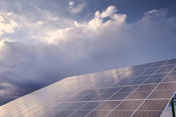 solar panel against cloudy sky - blue cloudscape contemporary electricity imagens e fotografias de stock