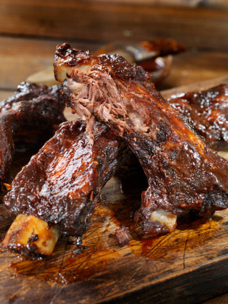 costillas de ternera asadas lentas con salsa bbq - rubbing spice rib barbecue fotografías e imágenes de stock