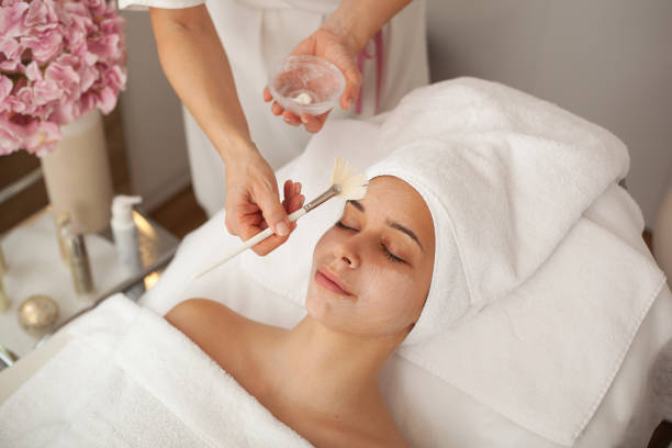 donna in maschera sul viso nel salone di bellezza - mud wellbeing spa treatment beautician foto e immagini stock