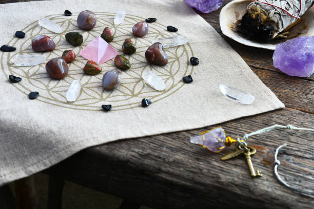 crystal healing grid fermer vers le haut - chakra crystal recovery spirituality photos et images de collection