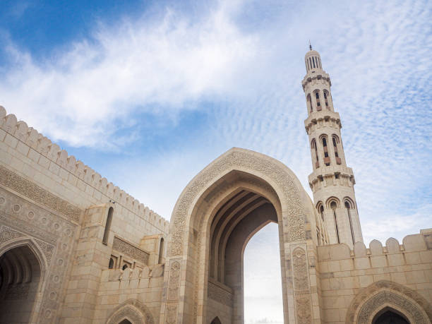 moschea sultan qaboos a muscat, oman - ancient arabic style arch architecture foto e immagini stock