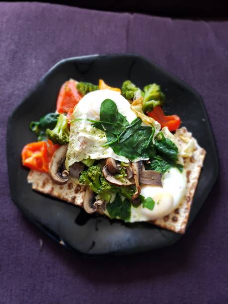 matzah omlet fioletowe tło - cooking close up matzo food zdjęcia i obrazy z banku zdjęć
