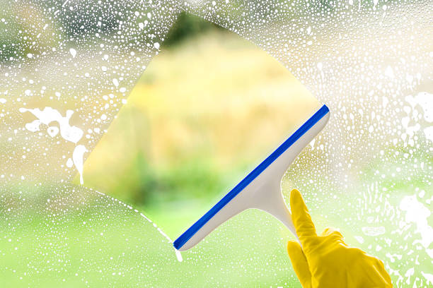 limpieza de ventanas, manchas o manchas en vidrio hecho de espuma y esponja. - cleaning window window washer built structure fotografías e imágenes de stock