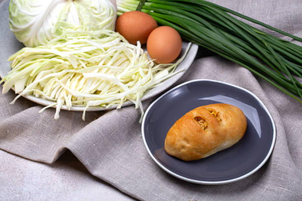 pieczone kotlety z jajkiem, kapustą i zielonym farszem cebuli - baked breakfast cabbage cake zdjęcia i obrazy z banku zdjęć