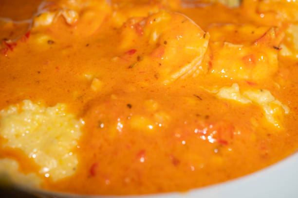 camarones y sémola con salsa crema de tomate cubierta con albahaca - grits prepared shrimp restaurant food fotografías e imágenes de stock