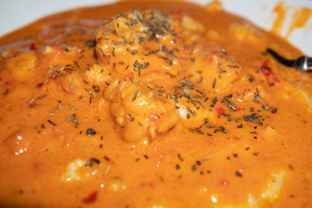 crevettes et grains à la sauce à la crème tomate garnie de basilic - grits prepared shrimp restaurant food photos et images de collection