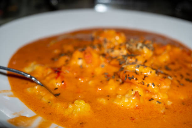 camarones y sémola con salsa crema de tomate cubierta con albahaca - grits prepared shrimp restaurant food fotografías e imágenes de stock