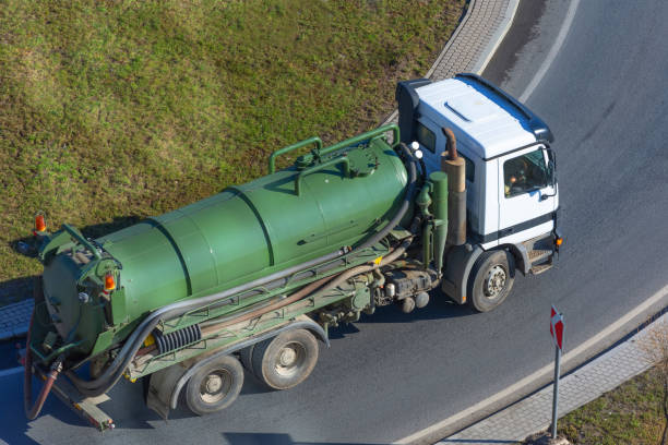 caminhão com tanque verde para bombear resíduos ou água contaminada. - sewage truck - fotografias e filmes do acervo