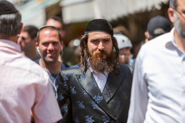 homme juif avec le yarmulke, dans les vêtements juifs traditionnels allant dans la rue ouverte de mahane yehuda, le marché célèbre dans la vieille ville de jérusalem, israel - hasidism photos et images de collection